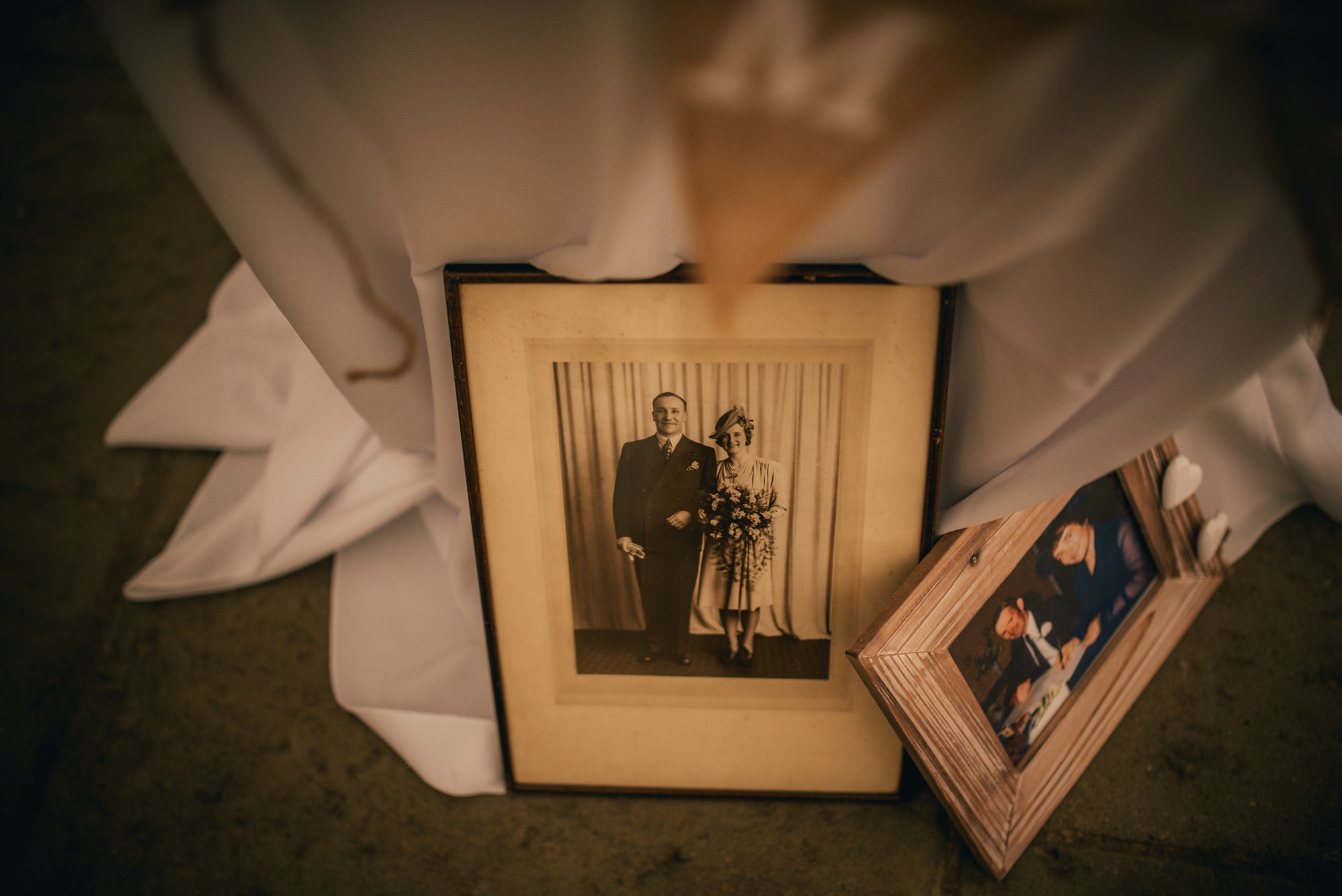 Rustic wedding at How Caple Court by Hereford Wedding Photographer